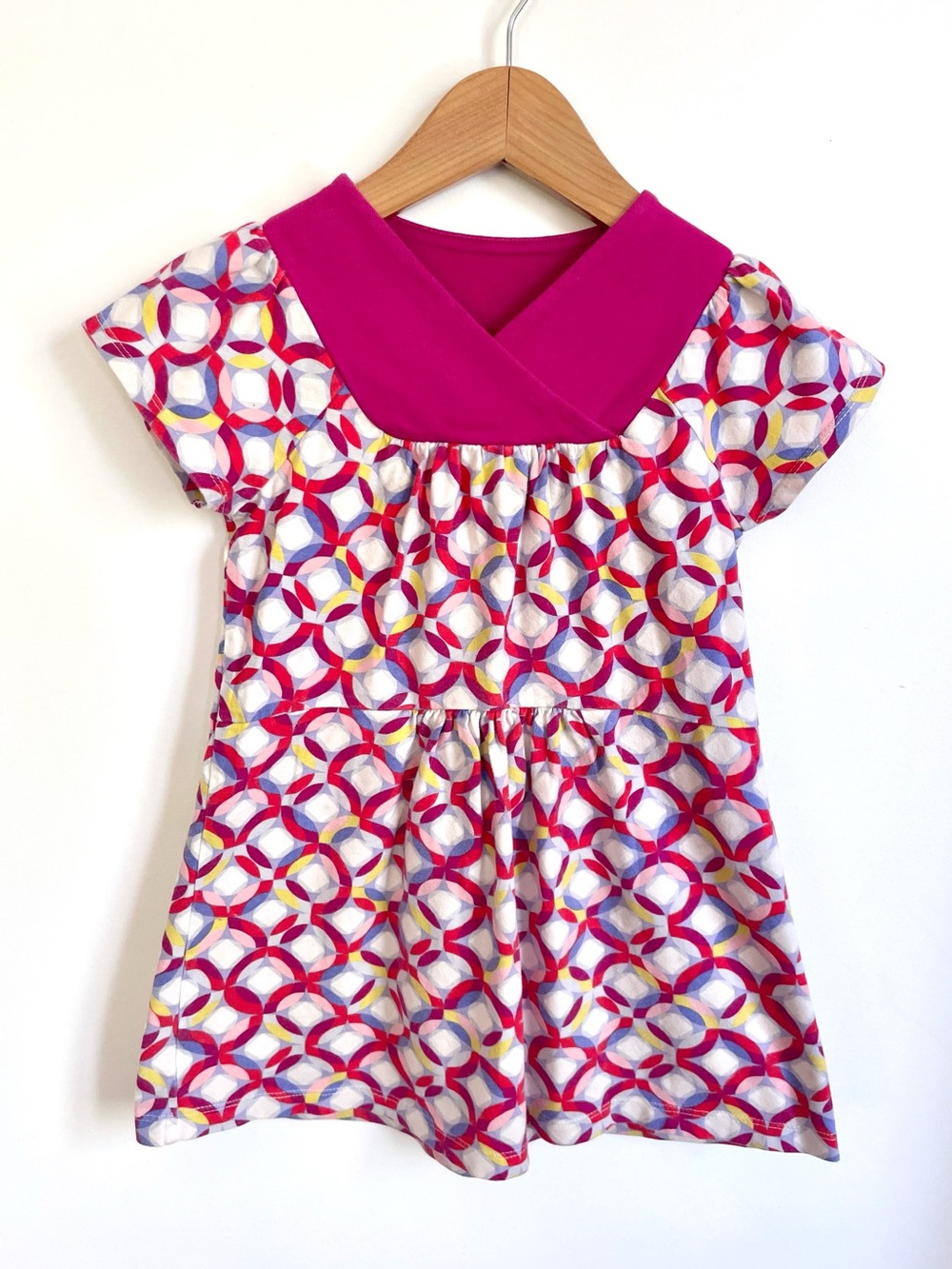 NEW Tea Collection Wrap Neck Short Sleeve Dress, Magenta & White, Ring Print